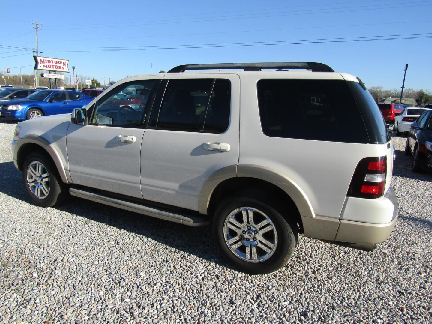 2009 White Ford Explorer Eddie Bauer 4.0L 2WD (1FMEU64E49U) with an 4.0L V6 SOHC 16V engine, Automatic transmission, located at 15016 S Hwy 231, Midland City, AL, 36350, (334) 983-3001, 31.306210, -85.495277 - Photo#5